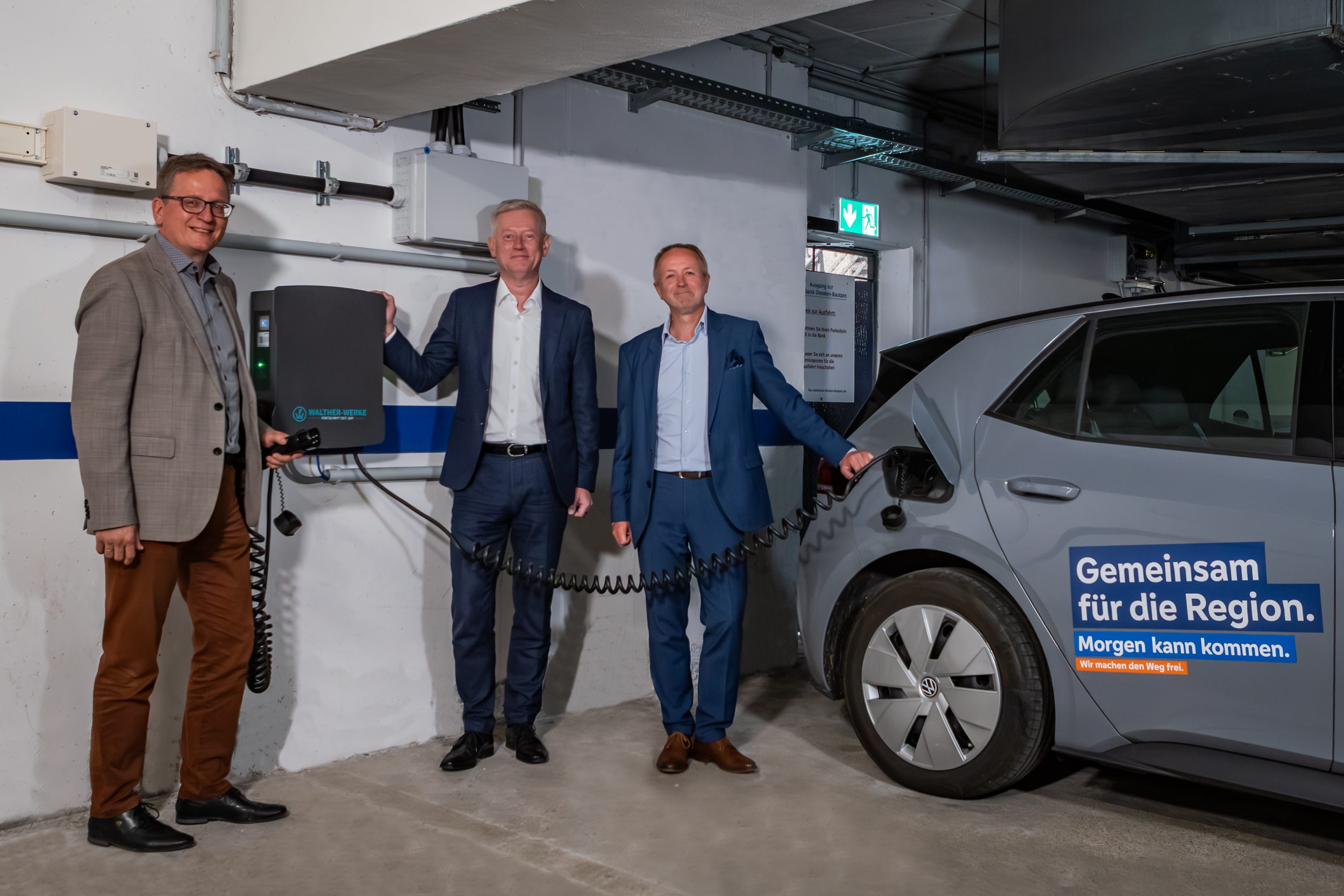Gemeinsam nahmen die Gesch&auml;ftsf&uuml;hrung der Volksbank - Remo Teichert und Dr. Martin Polle sowie EWB-Gesch&auml;ftsf&uuml;hrer Kai Kaufmann die Anlage offiziell in Betrieb (v.r.n.l.)