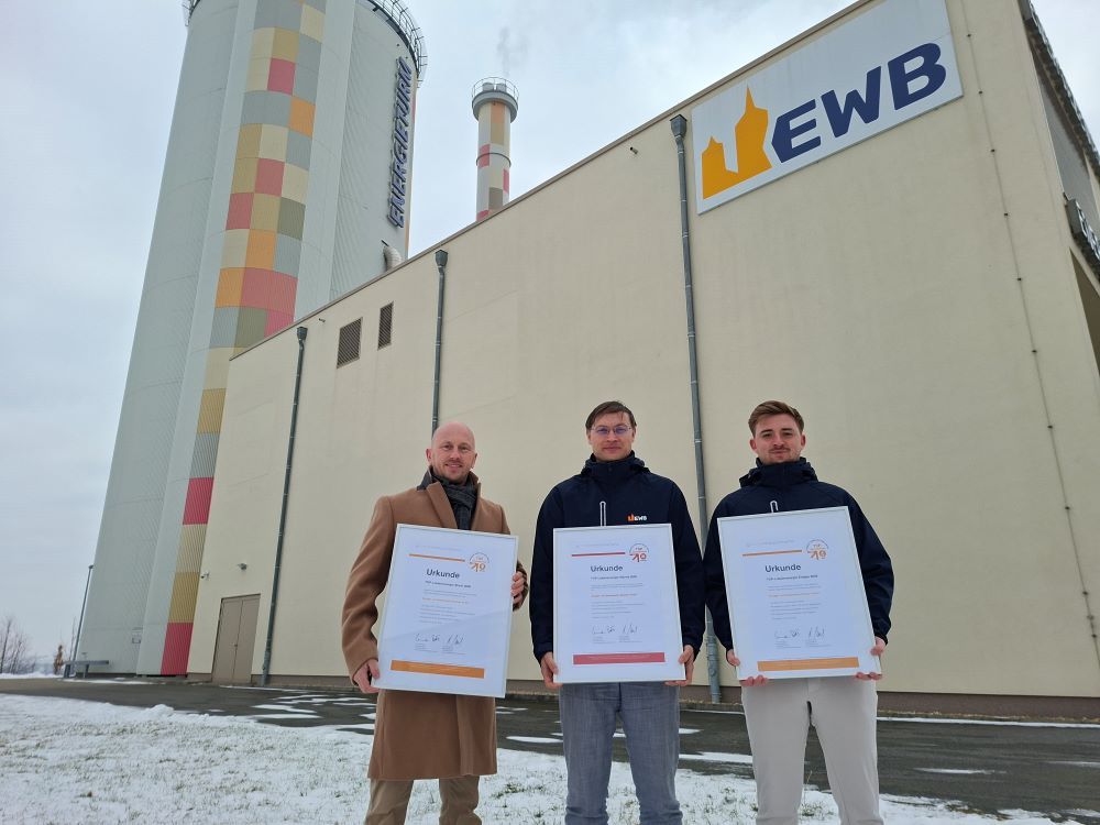 Wärme-Vertrieb der EWB mit Urkunden der Top-Lokalversorger-Auszeichnung