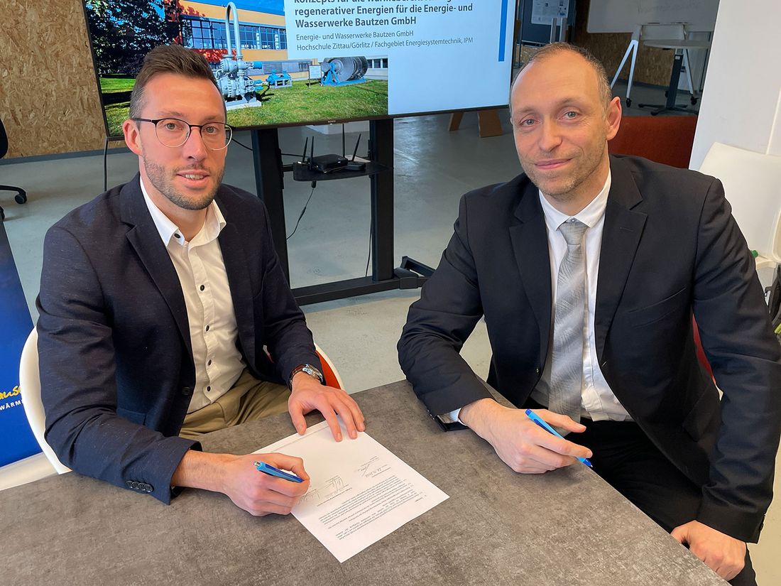 Sandro Beier (links) und Prof. Dr.-Ing. Matthias Kunick (rechts) unterzeichnen Kooperationsvereinbarung