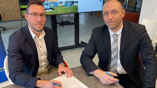 Sandro Beier (links) und Prof. Dr.-Ing. Matthias Kunick (rechts) unterzeichnen Kooperationsvereinbarung